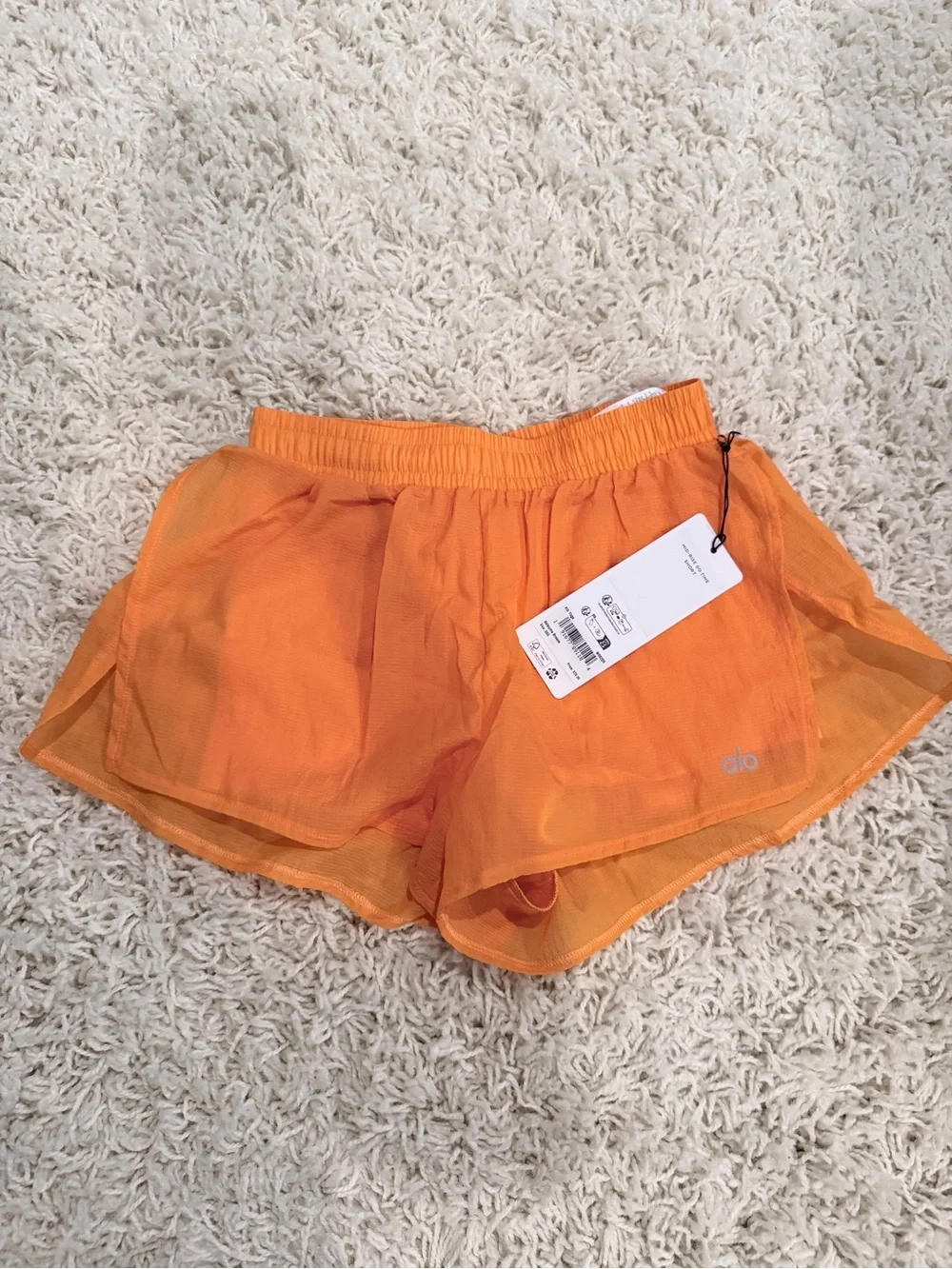*NWT* ALO Yoga Mid-Rise Go Time Short (Satsuma Breeze)